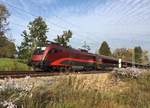 Die 1116 201 der ÖBB mit einem Railjet bei Übersee am Chiemsee in Richtung Rosenheim am 18.10.18