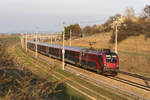 1116 241 ist mit dem railjet 742 in der Abendsonne des 29.03.2019 bei Diendorf auf der Neubaustrecke in Richtung Westen unterwegs.