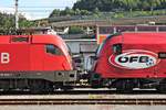 Blick auf die Kopfpartien von 1116 035 und dem RailJet-Steuerwagen 80-90.725  ÖFB , als diese am 01.07.2018 zusammen gekuppelt im Abstellbereich von Innsbruck Westbahnhof abgestellt standen und