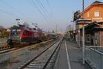 Von Wien Hbf kommend und dem Ziel Frankfurt (M) Hbf zieht 1116 228 die Wagen des RJ 890  BREGENZERWALD  durch den Bahnhof von Langenargen (20.03.2022)