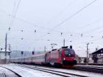 1116 215(railjet)rauscht bei Nebel mit OIC747 WienerVolkshochschulen  durch den Bhf.