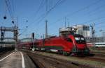 1116 214 schiebt den RJ 65 aus dem Mnchner Hbf nach Budapest.(11.10.10)