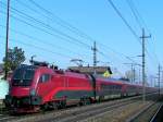 1116 213 rast mit einer doppelten Railjet-Garnitur bei Marchtrenk Richtung Salzburg;110303