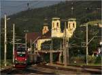 Mit der Wiltener Basilika im Hintergrund, fhrt Railjet 568, kurz vor der Durchfahrt im Innsbrucker Westbahnhof, Richtung Bregenz.