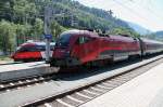 Lok 1116 217  Spirit of Switzerland  vor dem Railjet nach Zrich.Feldkirch.Im Hintergrund ein Zug der S-Bahn Vorarlberg.01.08.12