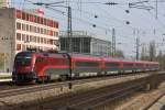 1116 215 mit einem Railjet, München Heimeranplatz, 17.04.2010