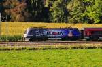 Die Red Bulletin Taurus-Lok 1116 222-1 der ÖBB vor einem Railjet bei Übersee am Chiemsee in Richtung München am 29.09.14