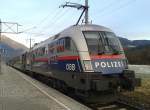 1116 250-2  POLIZEI  am Zugschluss des railjet 533 (Lienz - Wien Hbf) am 15.1.2015 beim Halt in Greifenburg-Weißensee.