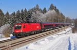 Die 1116 256 der ÖBB vor einem Railjet am 21.01.17 bei Sossau in der Nähe von Grabenstätt.