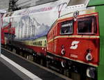 Detailfoto der österreichischen Seite der Jubiläums-Beklebung von ÖBB-Taurus 1116 159. Die italienische Seite mit dem ledendären FS-TEE-Triebzug ist während des Aufenthaltes in Gleis 20 des Düsseldorfer Hbf leider nicht fotografierbar. (Lok: 1116 159; Zug: NJ 40421; Düsseldorf Hbf Gleis 20 während der Autoverladung; 18.6.19).