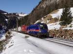 Die 1116 195 mit einer RoLa am 08.02.2020 unterwegs bei St.