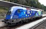 1116.276-7 mit der Folierung   25 Jahre Österreich in der EU  am 15.10.2020 in Bahnhof Leoben Hbf.