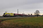 ÖBB 1116 153 in ÖAMTC-Beklebung vor einem Railjet auf der Strecke Salzburg in Richtung München kurz nach Übersee am Chiemsee.