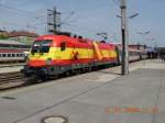 Die Spanien-Lok 1116 232-8 vor dem OEC 566  Stadt Innsbruck  bei idealen Lichtverhltnissen auf dem Wiener Westbahnhof kurz vor der Abfahrt nach Bregenz.