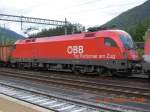 Eine BB-Sonderlok, die angesichts der zahlreichen EM-Lokomotiven kaum Beachtung findet: 1116 271-6 mit der Aufschrift  Top Performer am Zug , hier zu sehen am 23.5.2008 im Bahnhof Tarvisio - Boscoverde.