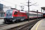 Railjet 1116 215 samt IC Garnitur bei der Ausfahrt aus dem Linzer Hbf (26.12.2008)