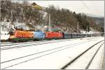 Werbetaurus 1116 250  Feuerwehr  und 1116 091 fahren mit einem Erzzug von Leoben nach Donawitz.