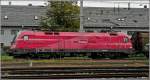 Der Werbetaurus 1116 003-3 durchfhrt am 14.09.2010 mit einem Gterzug den Bahnhof von Linz.