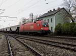 1116 147-8  das Ende einer ra, ist der Anfang der Zukunft  ist bei trben Herbstwetter mit einem Getreidezug bei Bruck/Leitha unterwegs; 131111