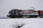 Die 1116 222-1 RED BULLETIN Werbelok der ÖBB vor einem Railjet am 25.01.14 bei   Übersee am Chiemsee.