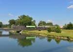 1116 182 mit einem Güterzug am 13.06.2014 auf der Isarbrücke bei Plattling.