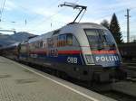 railjet 632 nach Wien Hbf mit POLIZEI-Werbelok, hier vor der Abfahrt im Bahnhof Lienz (15.1.2015)