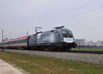 Die „Siemens Lok „ 1116 141-3 der ÖBB vor einem Personenzug in Richtung Salzburg am 21.03.14 bei Übersee am Chiemsee.
