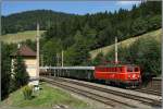 Nostalgie E-Lok 1141 024 fhrt mit EZ 1968 von Mrzzuschlag nach Wiener Neustadt.
Breitenstein 31.08.2008