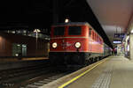 In Linz Hbf wartet die 1141.21 mit dem ÖGEG Sonderzug am Abend des 26.11.2022 auf die Abfahrt ihrem Ziel Timelkamm.