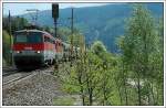 1142er Tandem, angefhrt von 1142 550 bei der Talfahrt der Semmering Sdrampe mit einem Kohle- oder Erzzug, am 27.4.2007 kurz vor Mrzzuschlag.