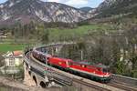 Einen herrlichen Bick hat man jetzt auf den Schwarzatal-Viadukt,wie hier bei 1142.668+1116 mit G-49415 am 14.4.18