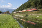 Im Schwarza-Kanal spiegeln sich 1142.643+632 mit GAG-53158 bei Schlöglmühl am 22.8.18