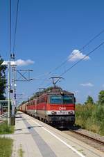 1142.586 + 1142.632 + 1142.608 bespannen einen Güterzug von Laa an der Thaya nach Wien. Im Bild die Durchfahrt durch Kottingneusiedl.
Dieser Zug wurde über Pulkautalbahn und Laaer Ostbahn umgeleitet, nachdem die Nordwestbahn zwischen Hollabrunn und Zellernerdorf für die Gesamtverkehr gesperrt war. (31.07.2018)