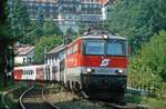 ÖBB 1142 614 hält mit einer CityShuttle-Wendezuggarnitur als Regionalzug am 29.07.2002 an der Hst Wolfsbergkogel in Richtung Mürzzuschlag; digitalisiertes Dia.