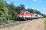 Die 1142 615 und die 1144 007 bespannten am 13.8.2016 ROLA41404 von Spielfeld-Straß nach Wels Terminal hier kurz hinter dem Bahnhof Wildon.