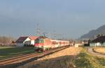 Die 1142 617 schiebt im letzten Sonnenlicht den R4133 von Graz Hbf nach Spielfeld-Straß und passiert die EK in Neudorf bei Wildon.