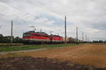 Im Bahnhof Wampersdorf, der 1985 im Zuge des Baus des Wiener Zentralverschiebebahnhofs ausgebaut wurde, steht am 3.8.2020 der DG55072 mit 1142 684 und 1144 201 auf seinem Weg von Graz Vbf nach Wien