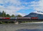 Ein besonderer Tag für die Eisenbahn in Tirol war der 11. Juni 2020. An besagtem Fronleichnamstag kam nämlich eine 1142 der ÖBB nach Tirol, was planmäßig seit mehr als 10 Jahren Geschichte ist. Möglich machte dies das Zugpaar IC 515/518, das gerne mit Loks des Stützpunktes Graz bespannt wird. Nachdem sie am Vortag den 518 nach Innsbruck gebracht hatte, zog die sogar noch mit großen Scheinwerfern ausgestattete 1142 684 am Morgen des 11.6. den IC 515  Hahnenkamm  (Innsbruck Hbf - Graz Hbf), der des Feiertages wegen mit einigen CS-Wagen verstärkt war, in Richtung Osten. Bei sich auflösender Restbewölkung konnte die historisch wertvolle Leistung bei der Überquerung des stürmischen Inns in Brixlegg fotografiert werden. 