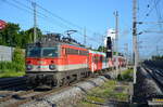 REX5097 von Freilassing nach Salzburg/Hbf. Am 29.07.2021 mit der letztgebauten 1142 707 (Baujahr 1977) bespannt. Aufgenommen bei der Einfahrt in die Haltestelle Salzburg Taxham Europark. Wer genau hinschaut, sieht am rechten Bildrand die Freilassinger Rupertuskirche.