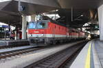 Der DG54703 von Wien Zvb nach Graz Vbf fährt planmäßig von Wien Zvb über Wien Hbf und die Südbahn nach Graz Vbf.
Am 23.9.2021 stand dieser Zug bespannt mit 1144 085, 1142 601 und 1144 021 in Wien Hbf und wartete auf die Weiterfahrt nach unzähligen Personenzügen.