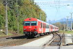 2014 war die Obersteiermark noch in fester Hand von CityShuttle Wendezügen. Außer im Fernverkehr die Steuerwagen und außerplanmäßige Schnellzugleistungen sind die Fahrzeuge hier im Regionalverkehr nicht mehr anzutreffen. Am 8.10.2014 schob die 1142 643 der R4089 angeführt von 80-73 002 von Mürzzuschlag nach Bruck an der Mur beim hier im Bahnhof Wartberg im Mürztal. Das Bild entstand vom schienengleichen Zugang zum Bahnsteig