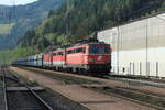 Die 1142 575, 1142 608 und 1144 270 bespannen am 8.10.2014 der LGAG47050  WeKo  (Werndorf - Hohenau, 24 Wagen, 370m, 593t) und durchfahren hier den Bahnhof Wartberg im Mürztal.