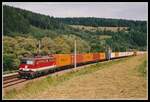 1142 644 mit Güterzug bei Bruck an der Mur am14.06.2002.