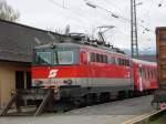 Eine Br 1142 steht mit einem City-Shuttle in Zeltweg bereit zur Abfahrt nach Mrzzuschlag.