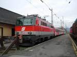 Eine Br 1142 steht mit einem City-Shuttle in Zeltweg bereit zur Abfahrt nach Mrzzuschlag.