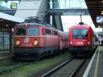 Alt und neu - 1142 575 (REX 1783) und 1016 006 (R 3002) warten im Hbf Wels auf ihre Weiterfahrt. [18.06.08, 05:22]