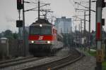 1142 586 nach Linz Hbf, hier zwischen Ansfelden und Nettingsdorf, 25.7.2008