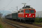 1142 682 vor Sdz 16738 nach Retz kurz nach der Haltestelle Leobendorf-Burg Kreuzenstein am 25.10.2008.