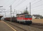 Die Bahnhofsuhr in Marchtrenk zeigte 13h54 an am  25.10.2008 als die 1142 628 mit einem kurzen  Gterzug durchgefahren ist.