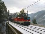 Am Morgen des 29.11.2008, untersttzt 1142 596 eine 1116 mit ihrem Autoganzzug bei der Fahrt ber den Semmering, hier wird gerade das Krausel-Klause-Viadukt berquert.